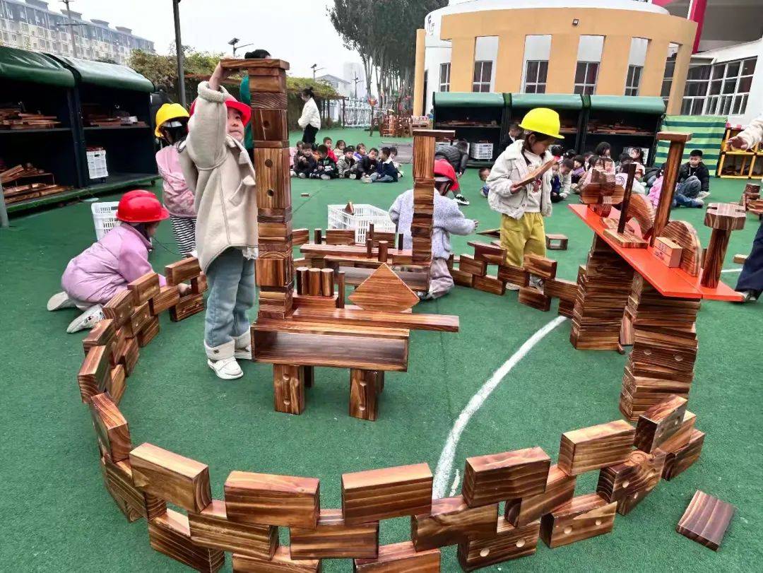 —记第五幼儿园户外自主游戏碳化积木搭建展示