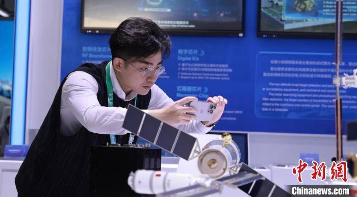台湾青年观摩中国航展:备受震撼 成为歼−20模型拥趸 台湾青年观摩中国航展:备受震撼 成为歼−20模型拥趸