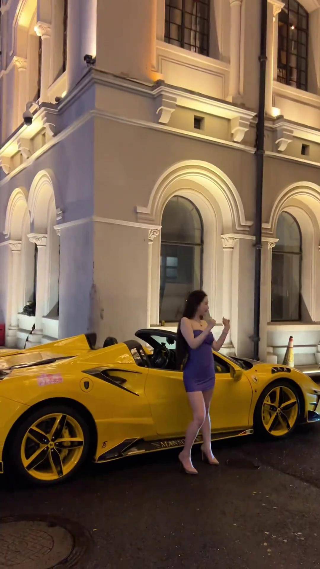 18岁上海顶级名媛坐敞篷法拉利跳好舞,身材真的太好了,你们羡慕吗