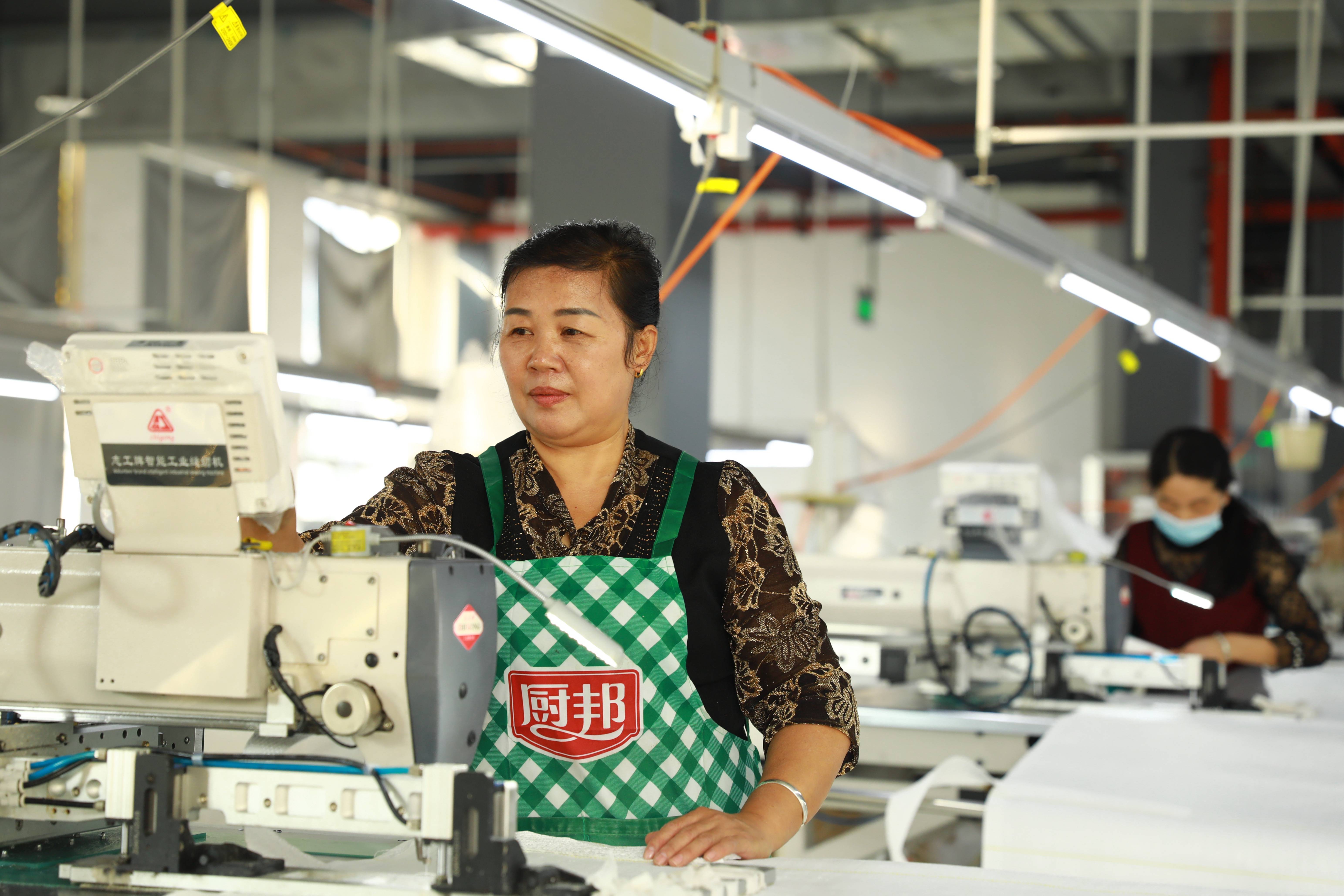 贵州天柱:搬迁群众家门口就业