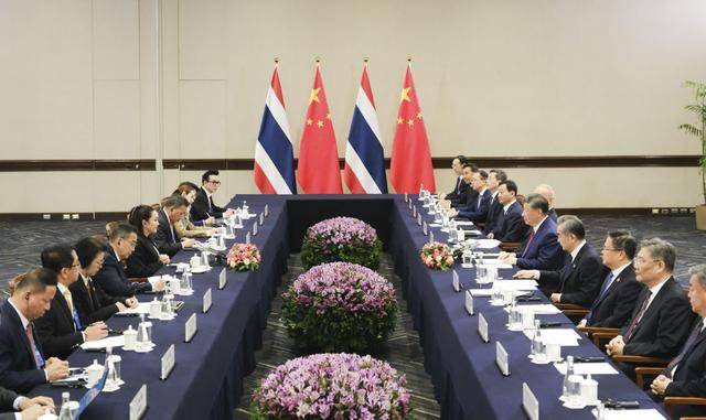 习近平会见泰国总理佩通坦