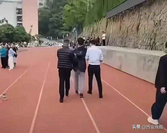 “学校有钱请表演没钱修宿舍”？学生被当场拉走，当地通报