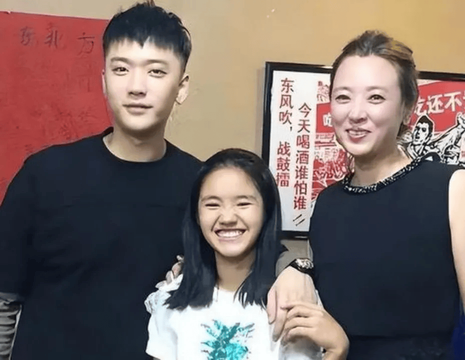 《变形计》最惨女孩,妈妈去世,爸爸入狱:被中产妈妈收养9年后,如今活