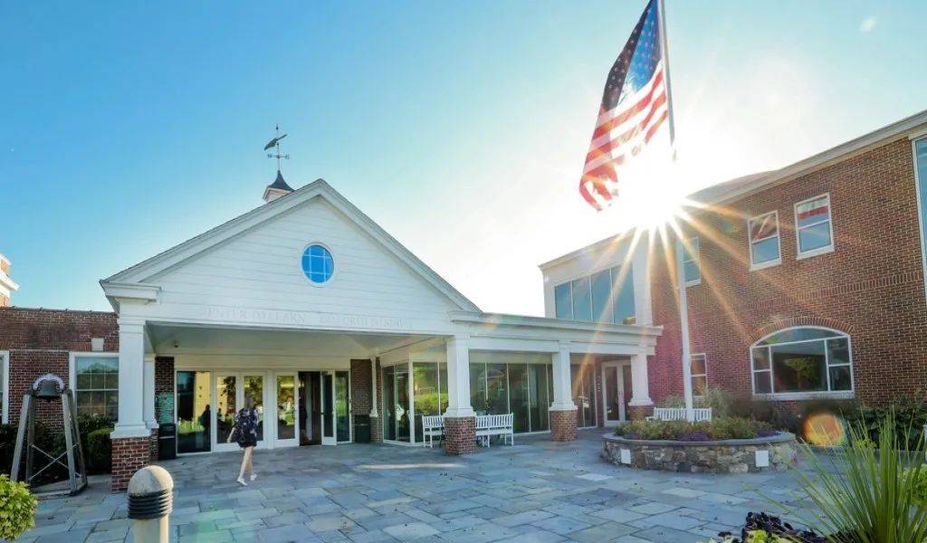 简介:哈姆登霍尔国家学校,创建于1912年,是康州历史悠久的著名学府