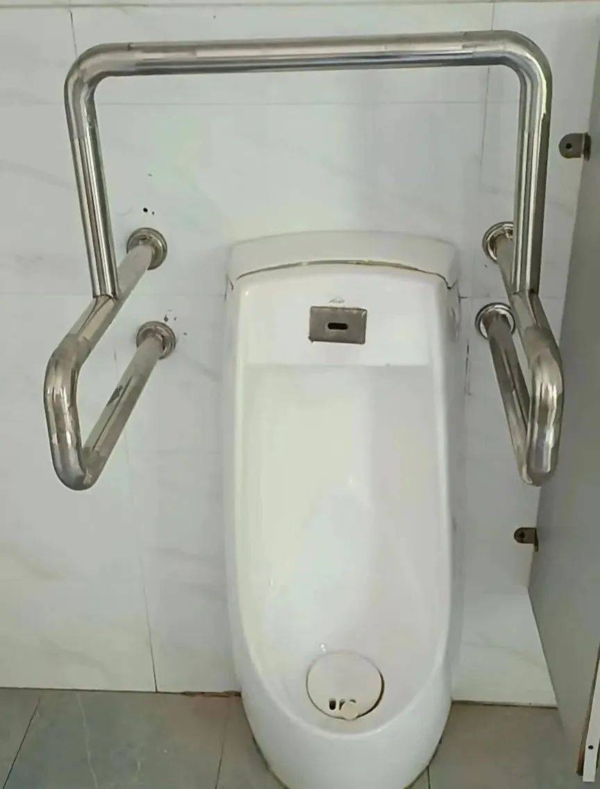 各公园改造公厕无障碍小便器,降低小便器高度,加装两侧及上部安全抓杆