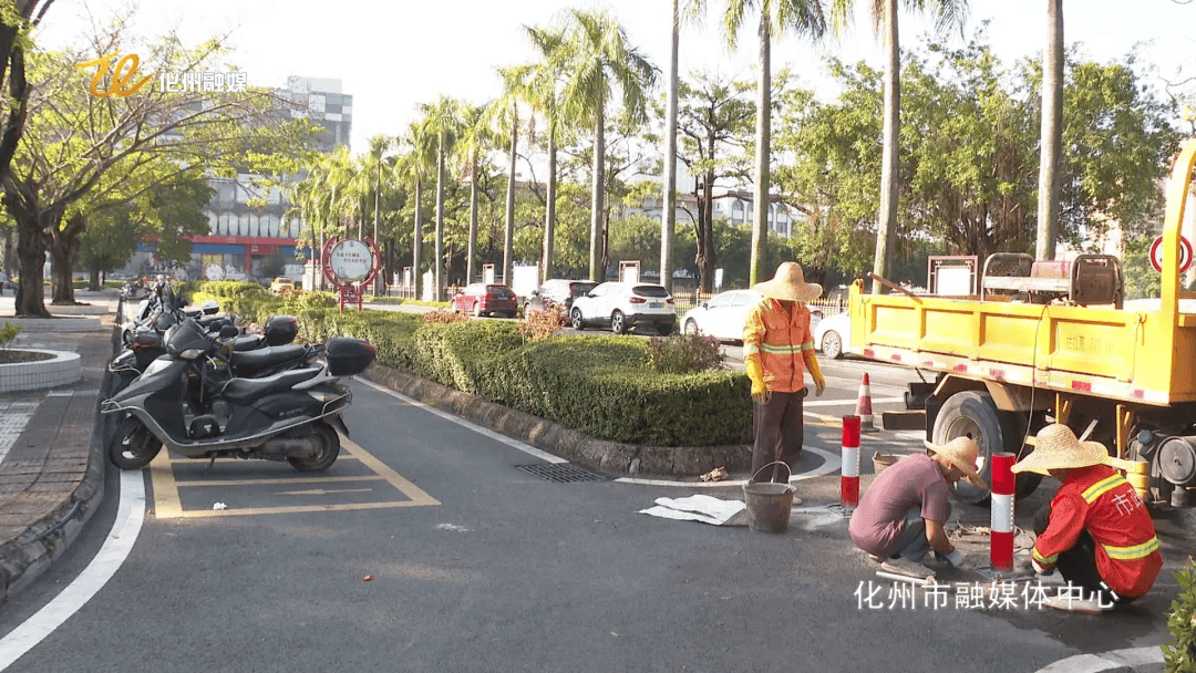 化州市府广场加装警示柱,这下不能乱停车了