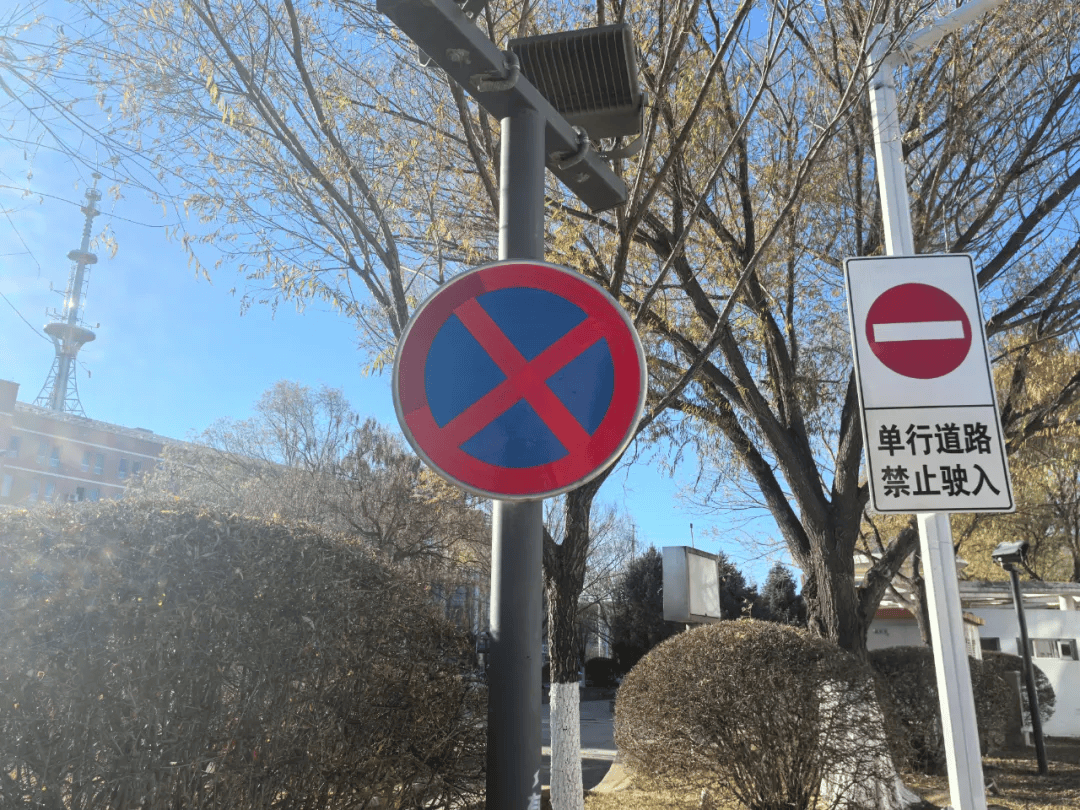 单行道全线禁止停车↑在入口,中段及出口增设多个标志标牌↑新增设