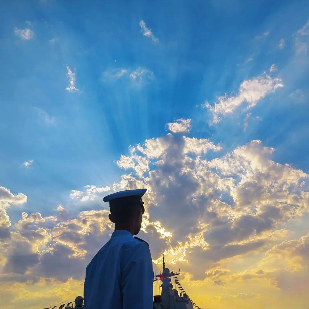 作品简介:英勇的中国海军军人身着制服,面对国之利器