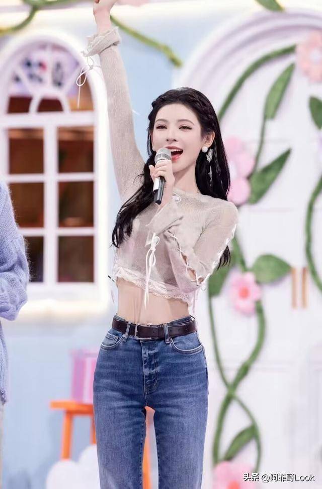 张予曦《你好星期六》同款穿搭,高挑身材露水蛇腰好美