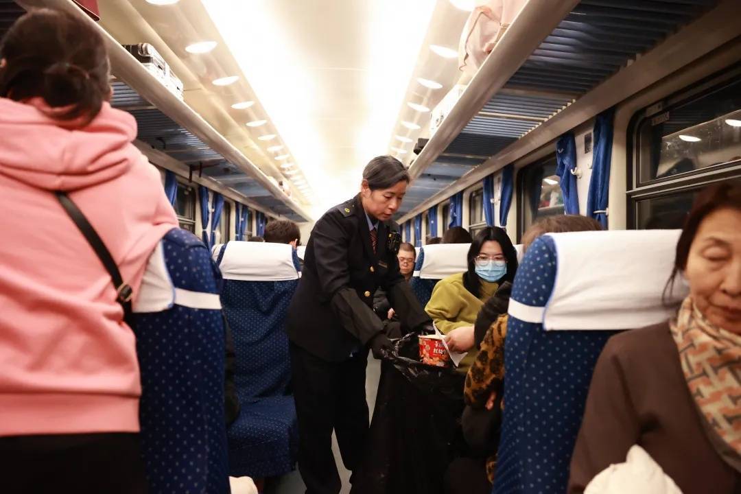 这趟北京始发的绿皮车站站停,但旅客都说好—— 这趟北京始发的绿皮车站站停,但旅客都说好——