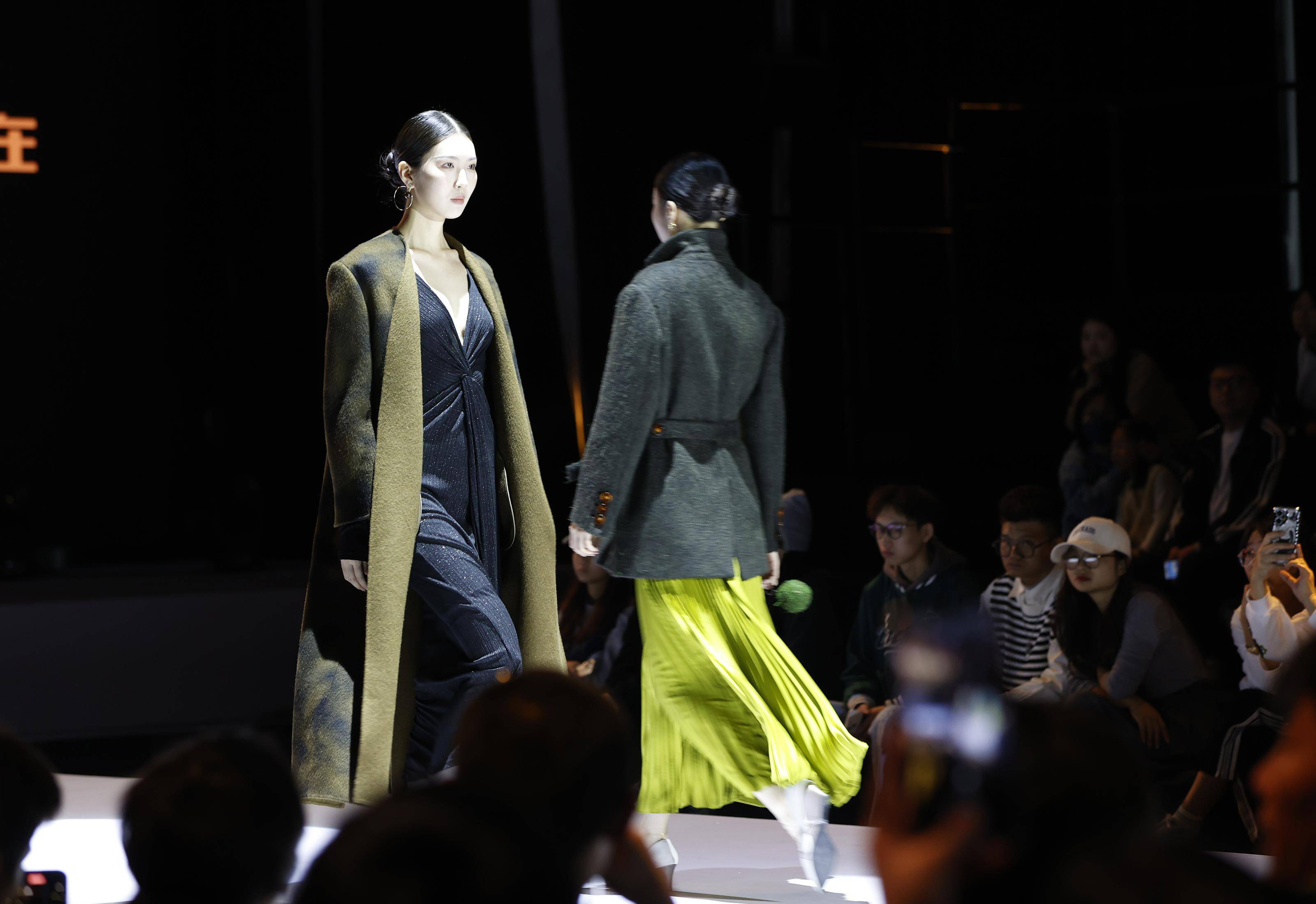 【图集】时尚潮 东莞造 | 秋风起，时尚汇：南国霓裳绽放光彩