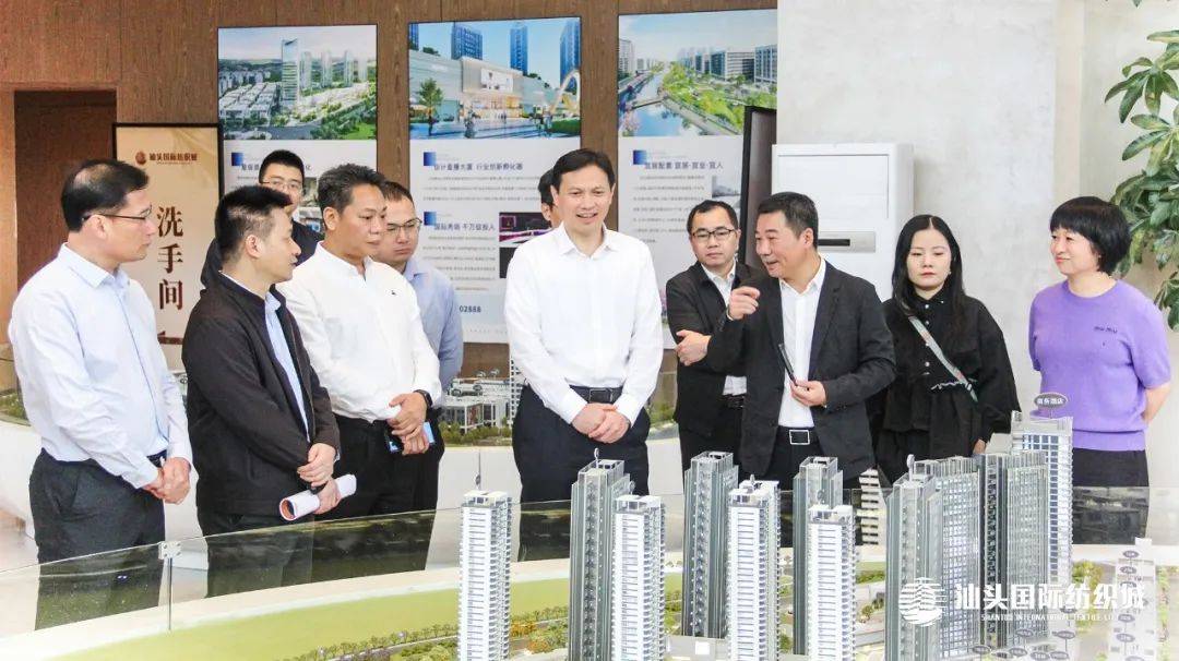 在展厅内,潮阳区委常委,副区长游坤色详细介绍了潮阳区纺织服装产业的