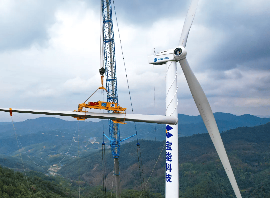 会昌县富城乡70兆瓦风电项目顺利完成首台风机设备吊装