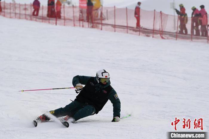 呼和浩特：人们享受滑雪