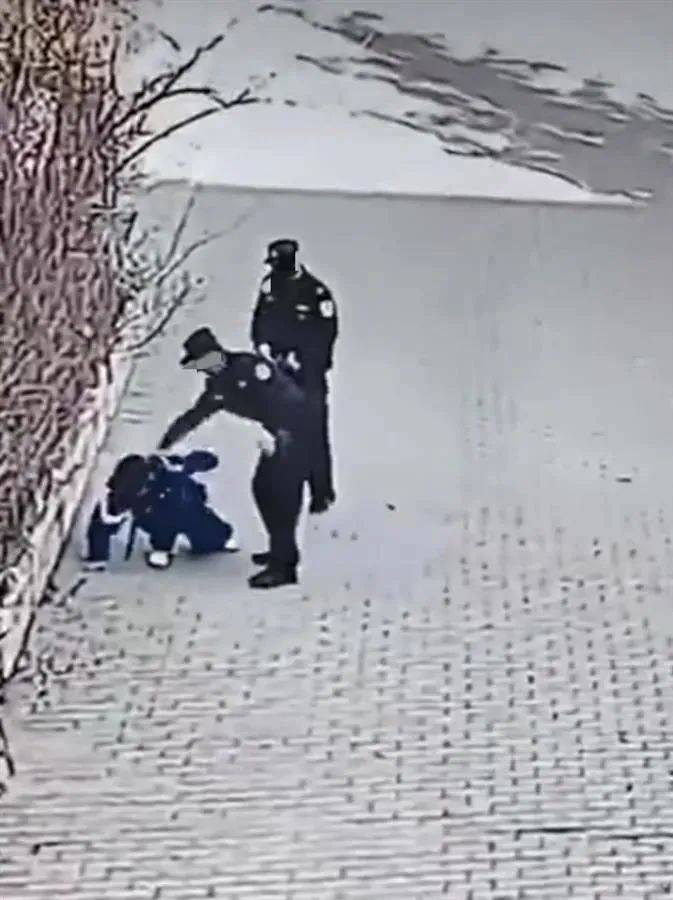 多人给殴打小学生的民警寄锦旗？网友追问后续！