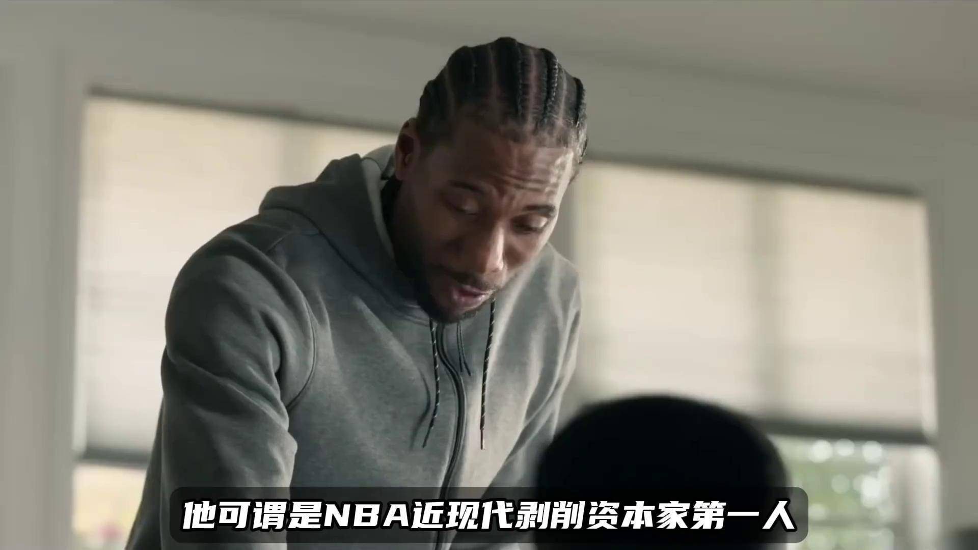 手握过亿合同!伦纳德为助教绑头巾,形象感人除了不打球啥都干