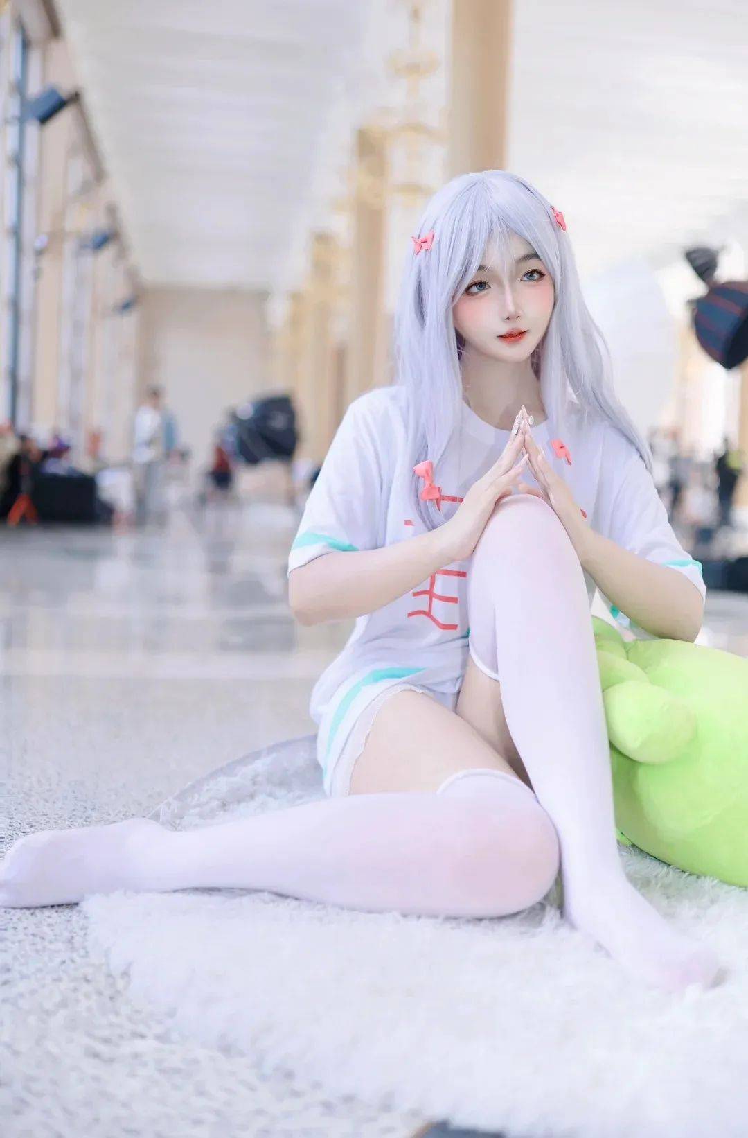 和泉纱雾cos，白丝玉足过膝袜，简直爱了