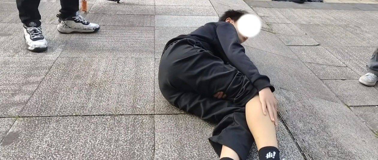 小伙骑车“耍酷”,受伤倒地难起_路人_商家_龙郡