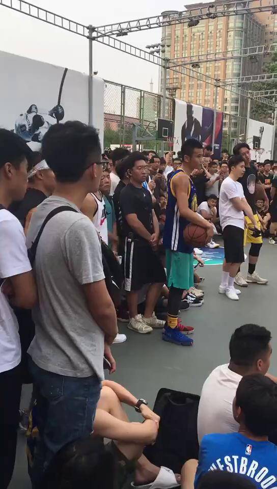 在东单现场看到吴悠的扣篮表演!