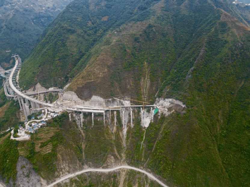 丽香高速公路百科图片