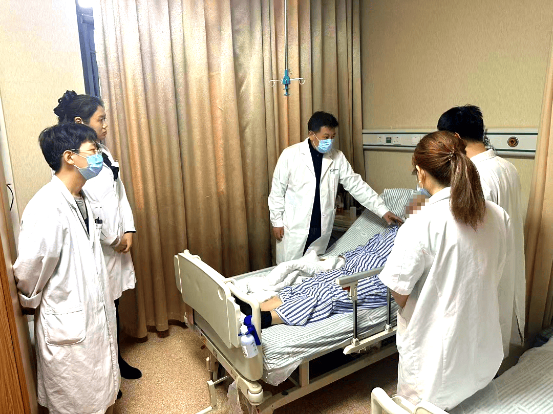 严重车祸患者命悬一线!