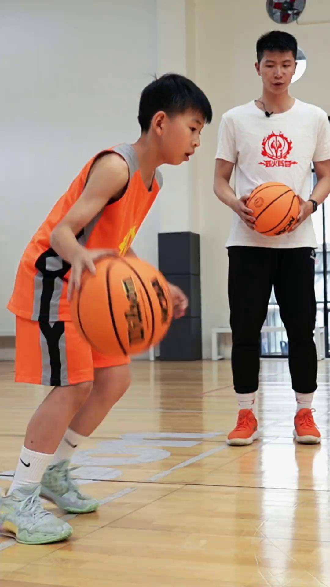 保姆级胯下运球教学,速速收藏练起来!