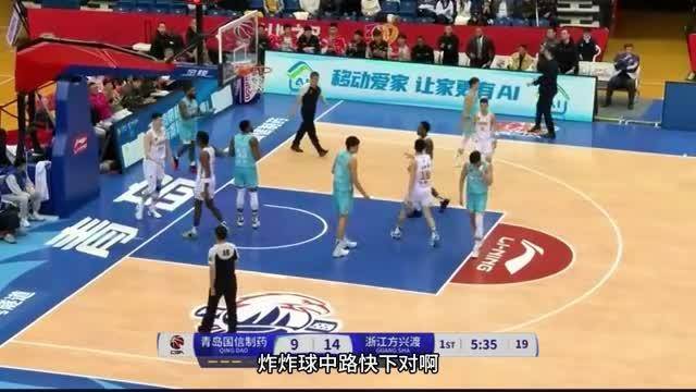 反击上瘾！胡金秋两次打穿青岛队，速度比后卫快，朱俊龙会传球