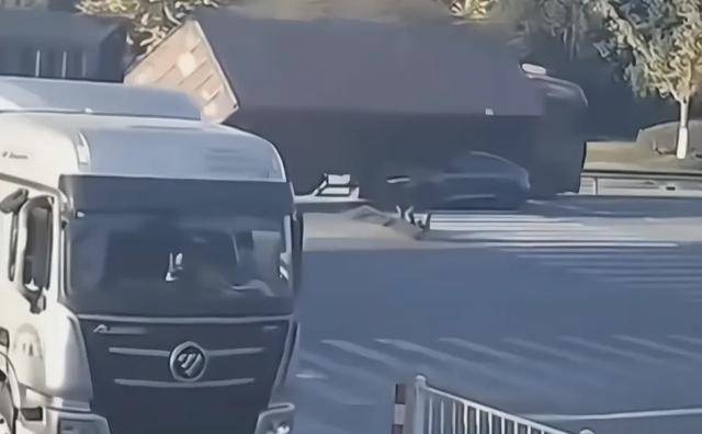 轿车被压扁成纸片，司机轻微伤！网友：堪称奇迹
