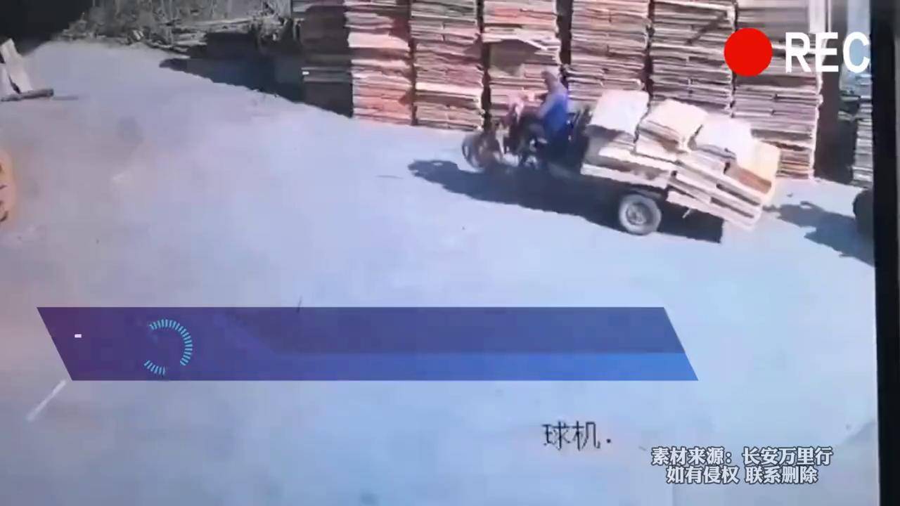 三轮车大爷把车上货物卸下，大爷现场还大秀起了车技