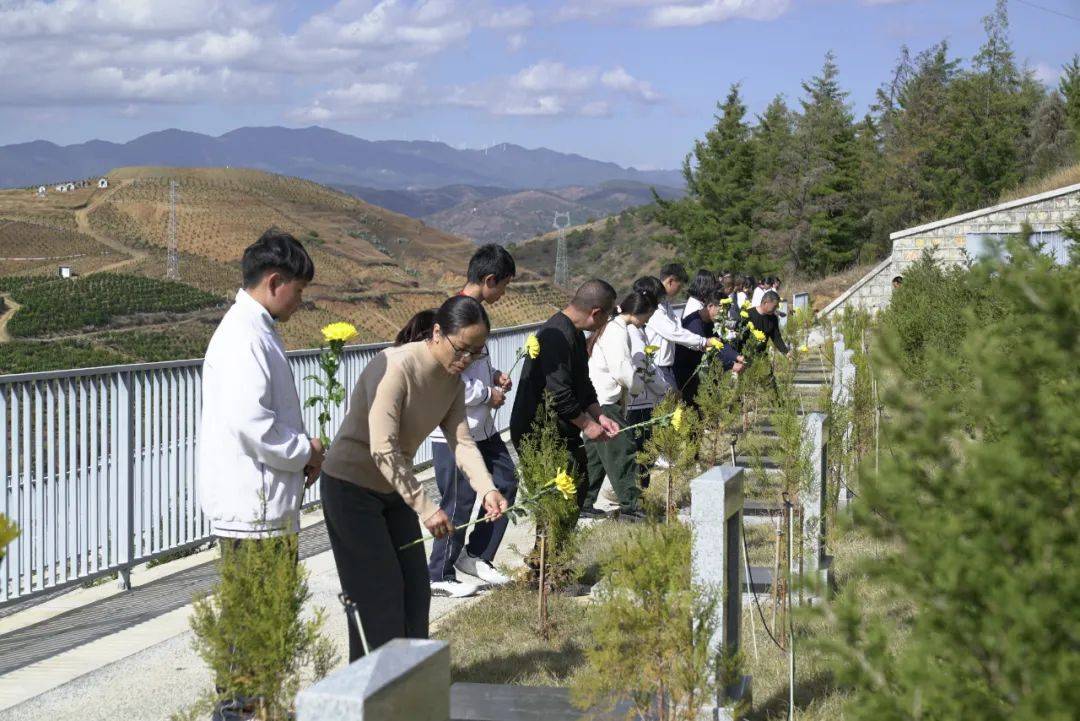 弥城中学开展"缅怀革命先烈 传承红色基因"爱国主义教育活动