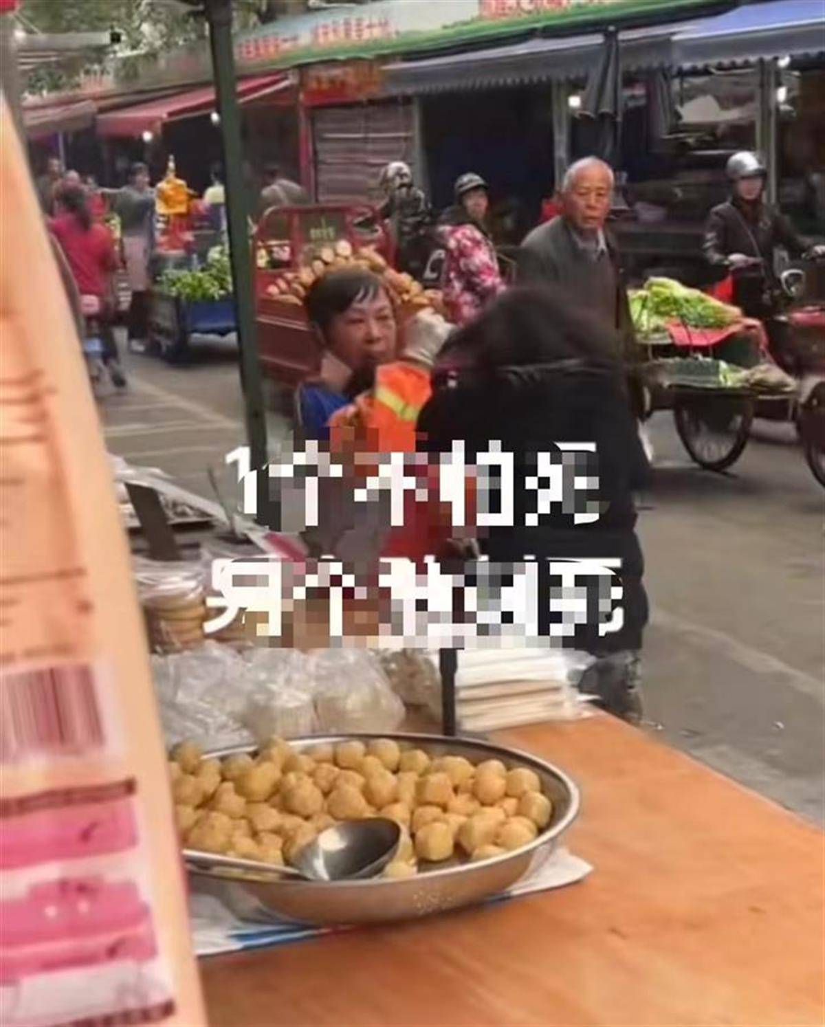 广西贺州一环卫女工头部被划多刀，伤人者被警方带走，目击者发声