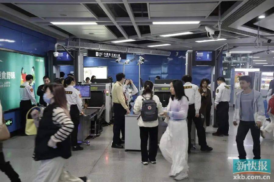 广东媒体:记者体验广州地铁早高峰,多个站点恢复往常安检流程 广东媒体:记者体验广州地铁早高峰,多个站点恢复往常安检流程