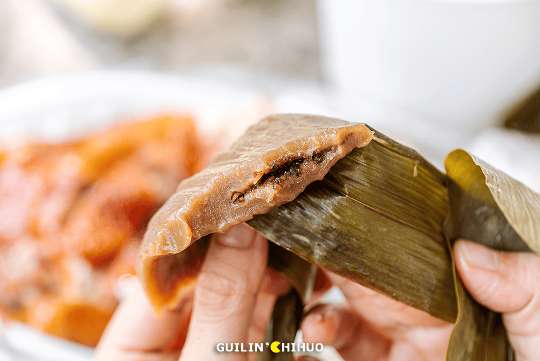 狗舌粑,状如狗舌.黄糖糍粑里是香甜黑芝麻