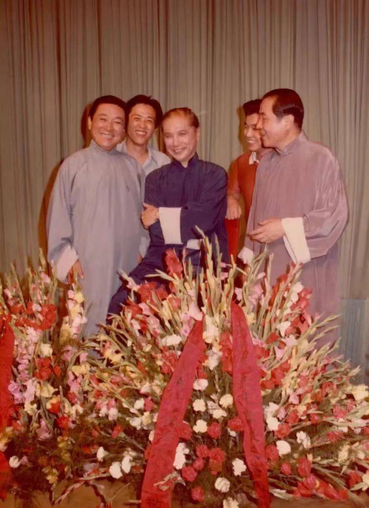 1984年蒋月泉弹词艺术五十周年纪念演出大华书场历史上的一次盛会左起