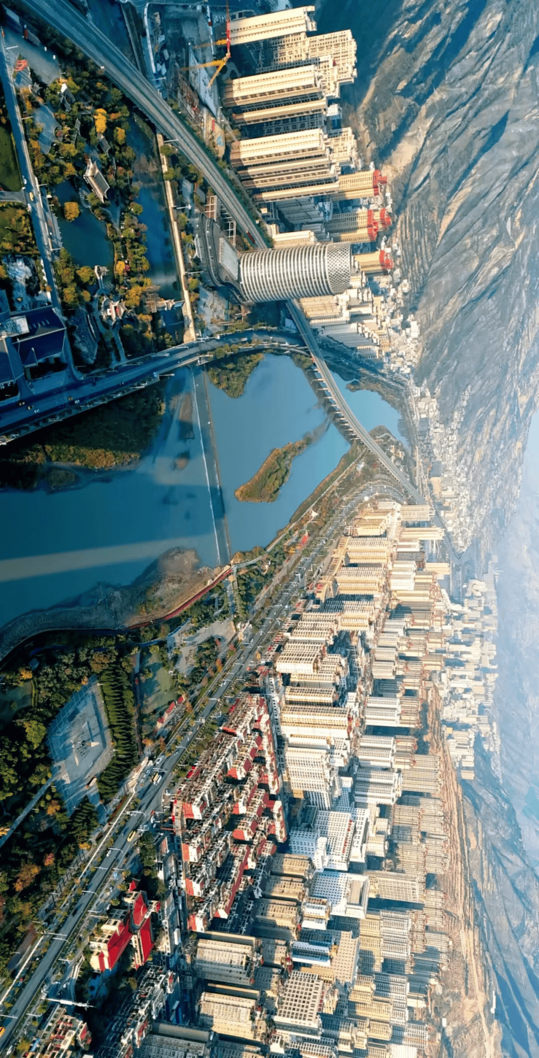 白龙江上空新建的高架桥成为连接各个区域的重要枢纽武都的交通网日益