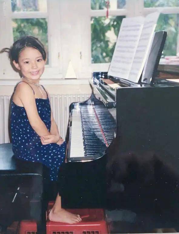 练琴_小时候_吉娜爱丽