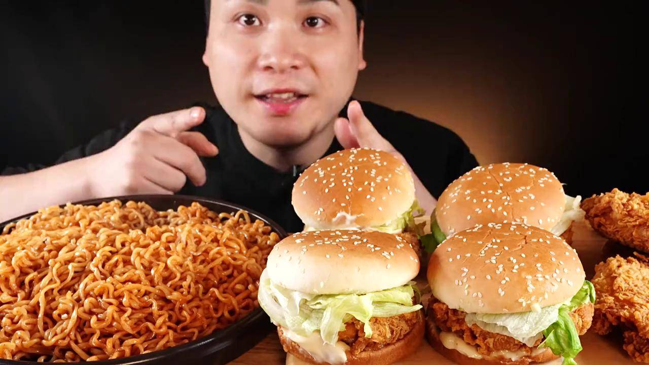 韩国小哥汉堡炸鸡配火鸡面吃播,经典搭配,越吃越香!