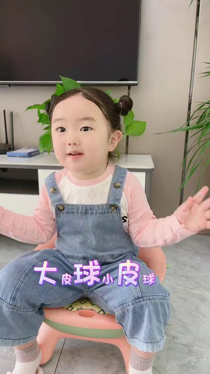 手指谣《拍皮球》，经常带宝宝做手指操。锻炼双手灵活和反应速度！幼儿手指游戏 手指谣 亲子互动 启蒙早教 幼儿音乐律动
