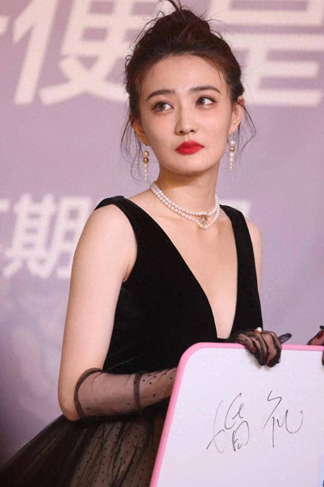 实在太美了,我见犹怜!徐璐 电视剧发布会照片,大尺度深v露胸裙