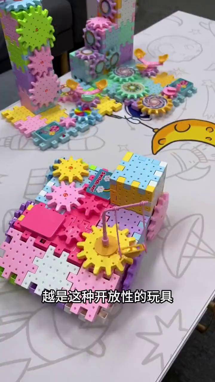 动手又动脑的电动齿轮积木,可以拼搭出多种造型,锻炼孩子的想象力和