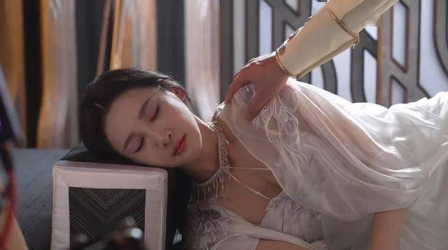 斗罗真人版密室斗罗来袭!美女演比比东真拼,纱裙滑落香肩太丝滑