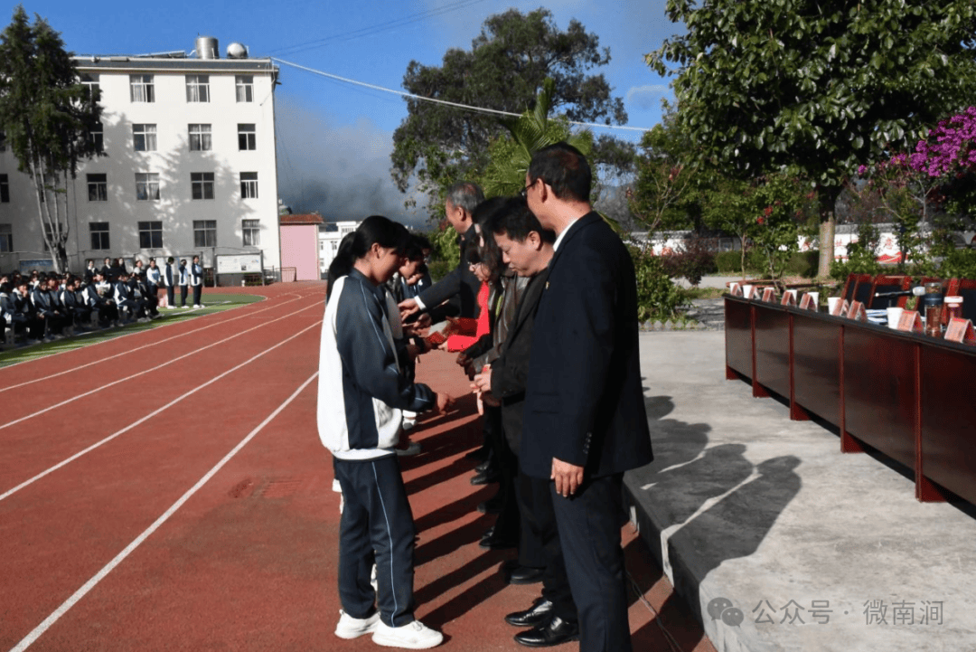 为爱筑桥公益行动为南涧县第三中学送上48万元大礼包