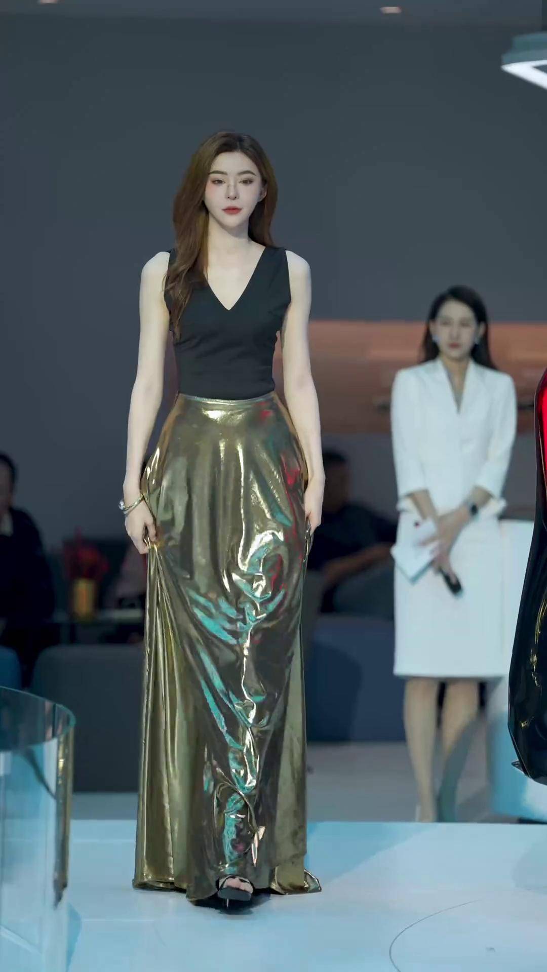 杜芊逸黄金战袍别克出场秀 街拍 高冷 学姐 车模 走秀