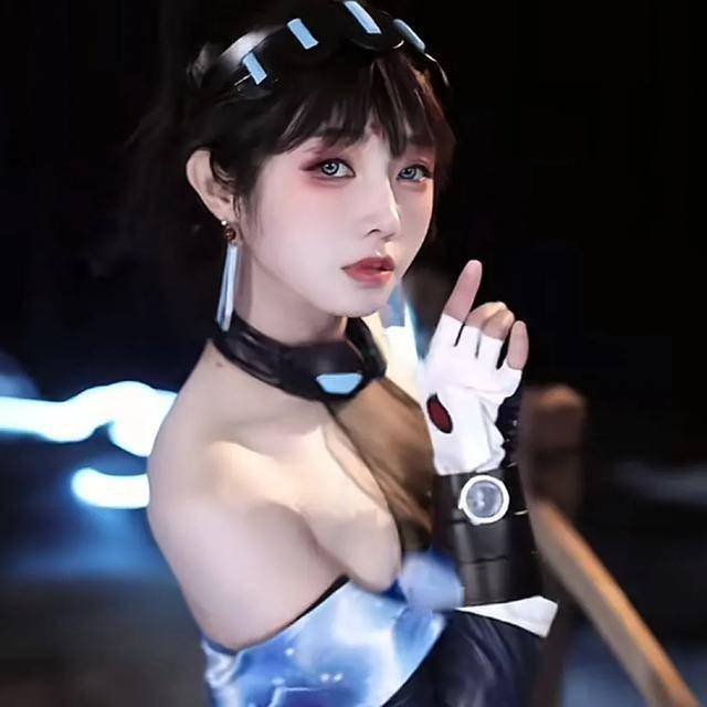生死狙击2:走路摇cos女角色皮肤,蓝色紧身小背心!