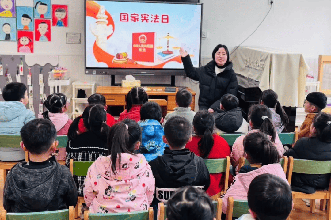 凤溪幼儿园各校利用班会课时间,开展了形式多样的宪法教育活动.