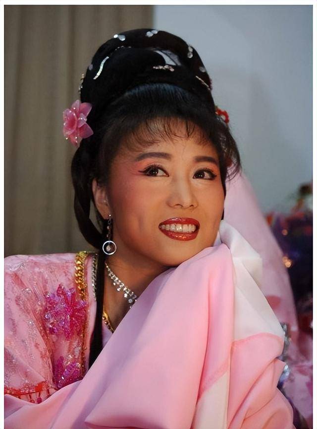 他长得帅，演技好，不顾一切娶大15岁妻恩爱至今，没生孩子也幸福