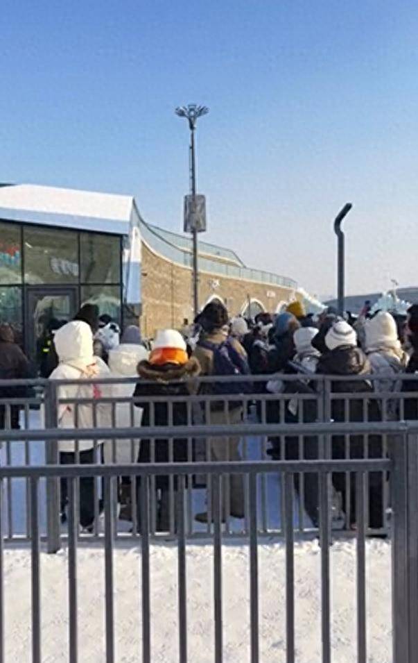哈尔滨冰雪大世界开园首日爆满，游客苦等四五小时，高喊“退票”