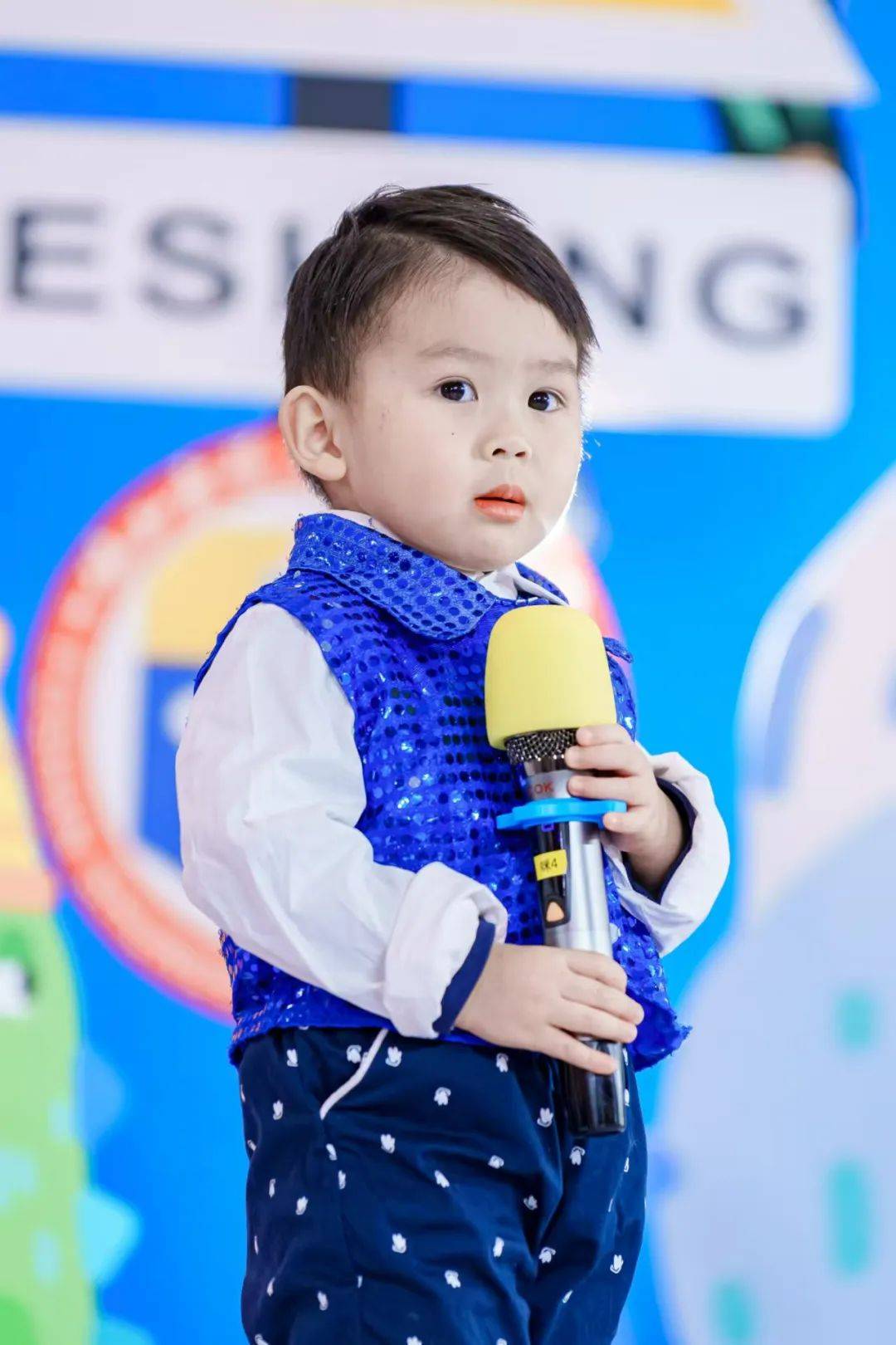 happy stage冬日快乐可爱的小鲨鱼唱《babyshark》;可爱的小白兔唱