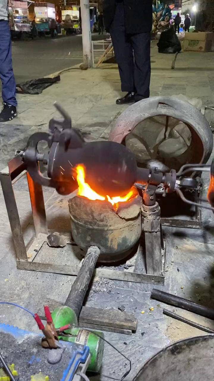 昨晚去佘村跑步,遇到儿时的崩爆米花,忍不住买了两袋,这下肥又白减了