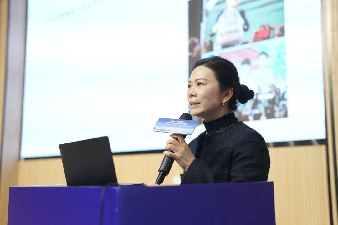 胡俊杰,青浦区世外学校党支部书记沈建英和青浦区重固中学教师顾莹